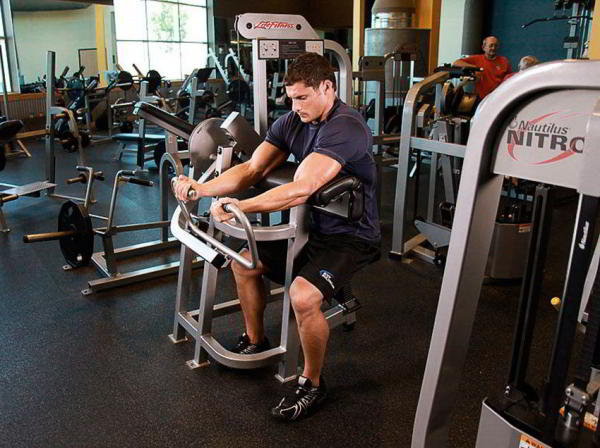 Сгибание рук в тренажере Сгибание рук в тренажере