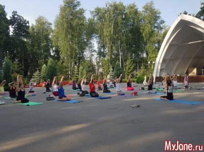 Скручивания из положения «сидя» Скручивания из положения «сидя»