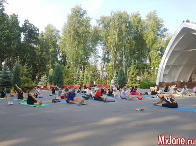 Скручивания из положения «сидя» Скручивания из положения «сидя»