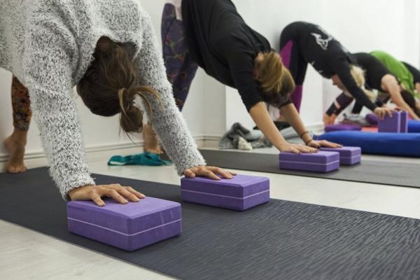 Коврик для йоги нескользящий и другие снаряды для индийской практики
   
    Коврик для йоги нескользящий и другие снаряды для индийской практики