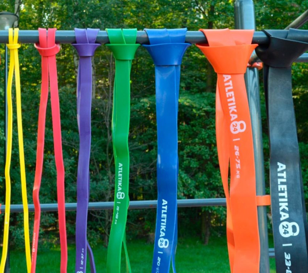 Подтягивание с резинкой на турнике