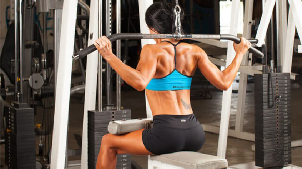 Тяга верхнего блока к груди широким хватом. Техника Тяга верхнего блока к груди широким хватом. Техника