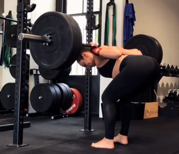 Наклоны со штангой на плечах