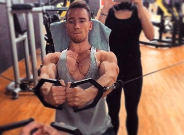 Сведение рук в тренажере бабочка Сведение рук в тренажере бабочка