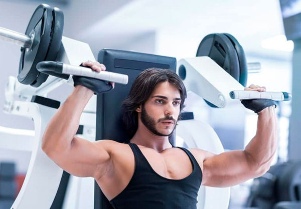 Жим в тренажере на плечи