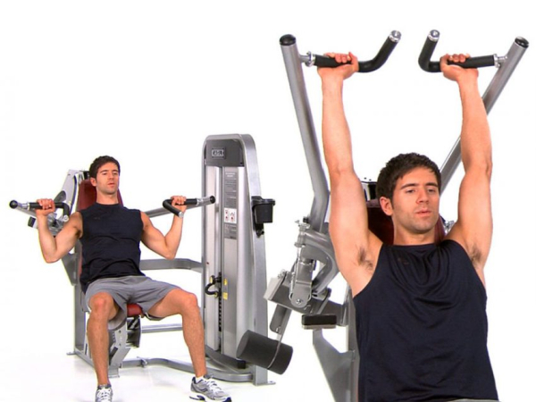 Жим в тренажере на плечи