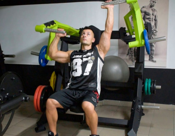 Жим в тренажере на плечи