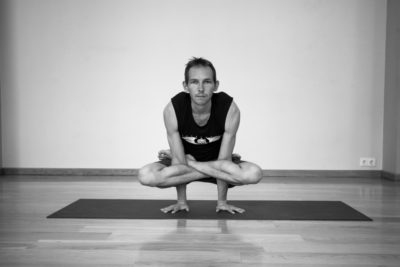 Укрепите все тело, включив в практику Куккутасану или позу петуха Укрепите все тело, включив в практику Куккутасану или позу петуха