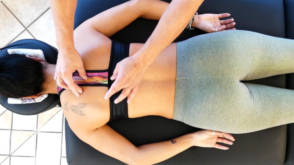 Упражнение на плечи для девушек в тренажерном зале. Видео-уроки, фото Упражнение на плечи для девушек в тренажерном зале. Видео-уроки, фото