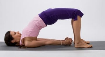 Поза моста в йоге или Сету Бандха Сарвангасана: лучшая подготовка к перевернутым асанам Поза моста в йоге или Сету Бандха Сарвангасана: лучшая подготовка к перевернутым асанам