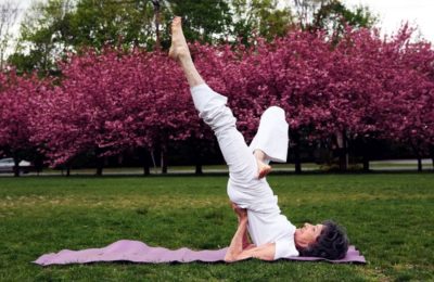 Молодость и долголетие – особенности йоги для пожилых и комплексы упражнений