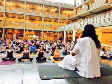 Начните разностороннее развитие и улучшите жизнь с помощью Шри Шри йоги Начните разностороннее развитие и улучшите жизнь с помощью Шри Шри йоги