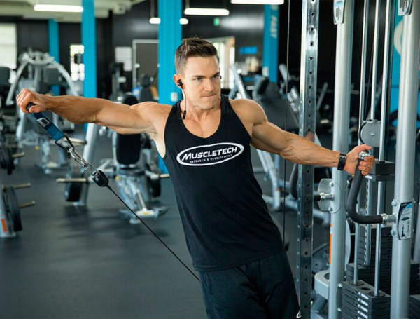 Отведение руки в сторону на блоке Отведение руки в сторону на блоке