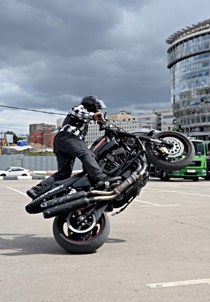 Тренировка байкера-трюкача: как заниматься, чтобы освоить стантрайдинг