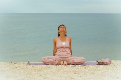 Обретение баланса и гармонии вместе с гормональной йогой для женщин