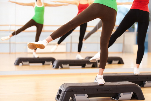 Степ-аэробика: преимущества и комплекс упражнений для похудения Степ-аэробика: преимущества и комплекс упражнений для похудения