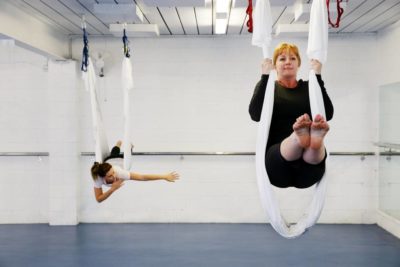 Почему стоит заняться йогой в гамаках: польза занятий и для кого они подходят