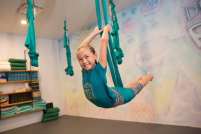 Почему стоит заняться йогой в гамаках: польза занятий и для кого они подходят