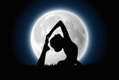 Лучшее завершение дня: комплекс Чандра Намаскар – приветствие Луне в йоге Лучшее завершение дня: комплекс Чандра Намаскар – приветствие Луне в йоге