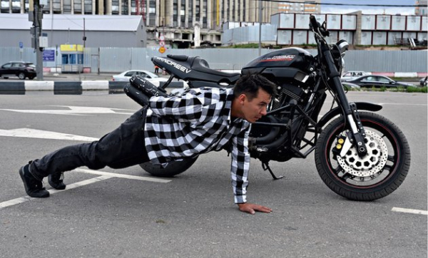 Тренировка байкера-трюкача: как заниматься, чтобы освоить стантрайдинг