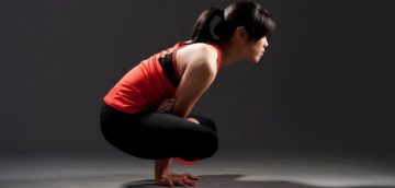 Укрепите все тело, включив в практику Куккутасану или позу петуха Укрепите все тело, включив в практику Куккутасану или позу петуха