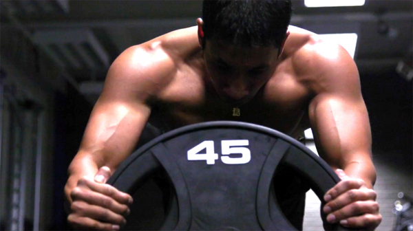 3 упражнения для мышц кора с блином для штанги: новый взгляд на любимый снаряд