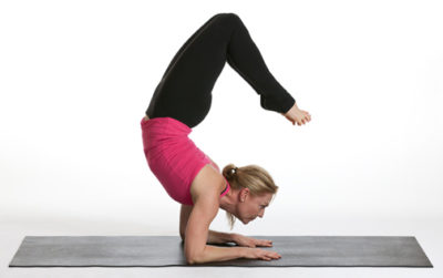 Йоги практикуют годами, чтобы освоить эту асану: сложнейшая поза скорпиона или Вришчикасана