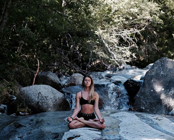 Медитация, которая поможет справиться с «обезьяньим умом» и навязчивыми мыслями